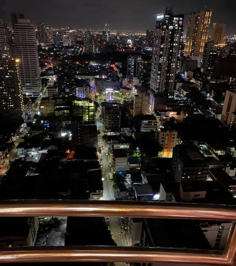Modern Studio Birch Tower Near Malls & Nightlife Manila